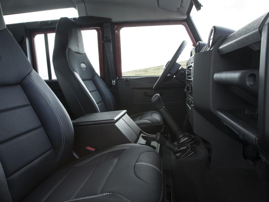  Land Rover Defender 110 Station Wagon 2007 года  (EU) (фото 11 из 24)